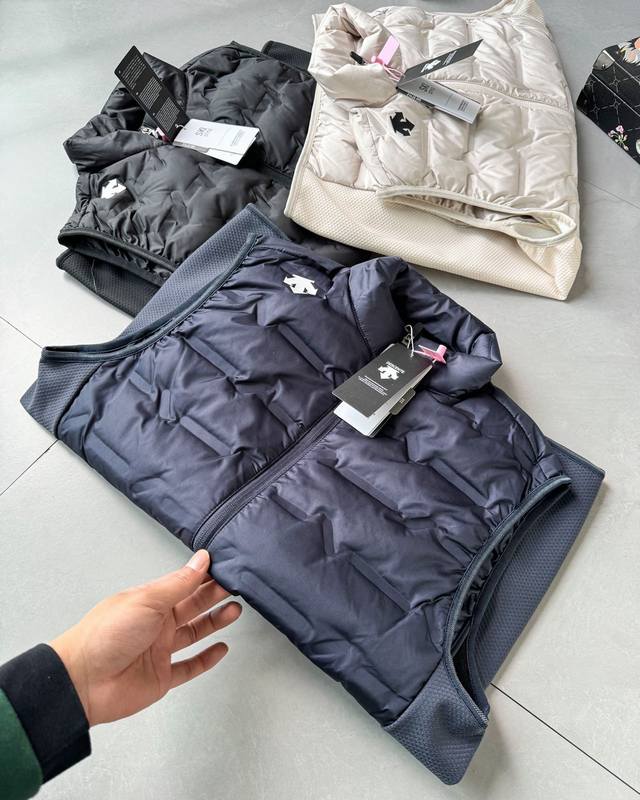 供 控 Descente 迪桑特秋冬保暖立领羽绒服纯色马甲外套男女款 经典款！经典中的经典！ 顶级版本 专柜品质！秒杀一切渣渣货源！ 只做最好，国标90白鸭绒绝