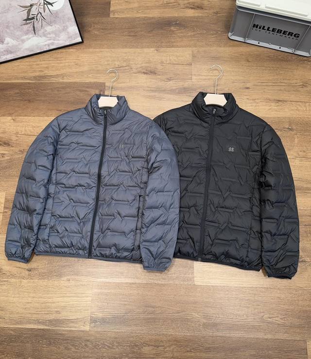 供 控 可隆24年冬季轻薄系列户外立领羽绒服 这款羽绒服最大的特点就是轻便保暖效果好！ 今年这款采用的是 Heat Navi锁温科技面料，防水，防风，保暖！选用