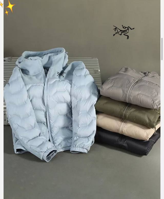 供 控 Arcteryx始祖鸟连帽摇粒绒拼接羽绒 新国标85绒，检测顶级版本 摇粒绒与羽绒服的拼接设计，既保留了羽绒服的保暖性能，又融入了摇粒绒的时尚元素，使服