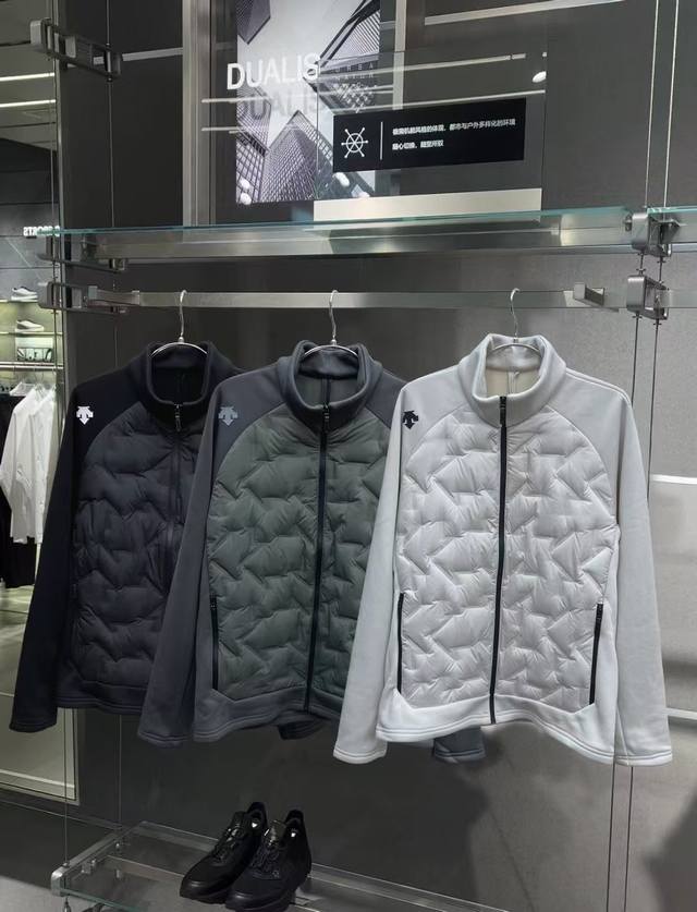 供 控 迪桑特立领羽绒服#Descente 迪桑特 Fw23新品无性别短款简约保暖立领羽绒服外套 羽绒采用国标90白鸭绒B1316填充 并设有经典长方格绗缝 确