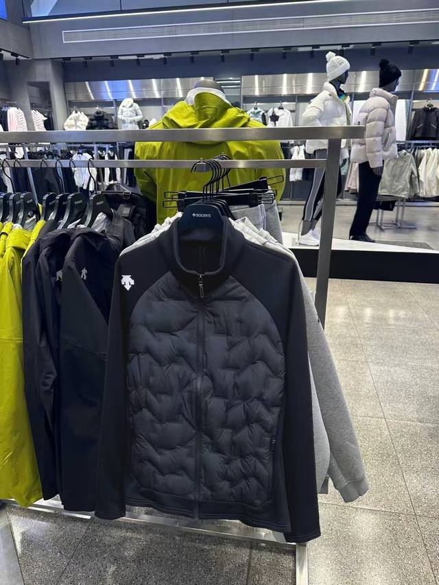供 控 Descente迪桑特25秋冬新款高尔夫系列！90%白鸭绒男士轻量保暖拼接羽绒服外套！掌柜力荐！线上线下同步！针织袖拼接羽绒服！内里填充90白鸭绒！新国