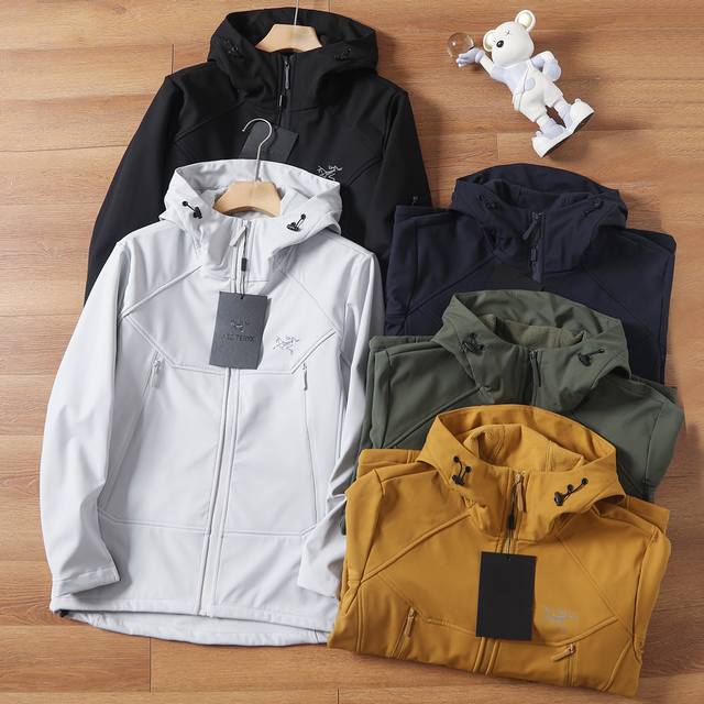 供 控 Arc'teryx 始祖鸟秋冬新品，户外情侣款连帽加绒软壳B1316连帽冲锋衣外套 ！ 男女同款 登山户外防风防水连帽 夹克 外套 软壳外套的版型设计经