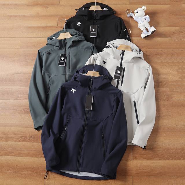 供 控 Descente 迪桑特秋冬新品男女同款秋冬防风防雨加绒软壳连帽冲锋衣运动休闲外套。 秋冬上新 这是一款B 6专为秋冬湿冷寒风设计的保暖软壳，外壳防风防