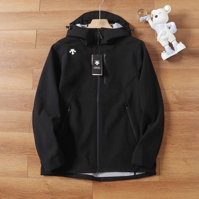 供 控 Descente 迪桑特秋冬新品男女同款秋冬防风防雨加绒软壳连帽冲锋衣运动休闲外套。 秋冬上新 这是一款专为秋冬湿冷寒风设计的保暖软壳，外壳防风防水防刮