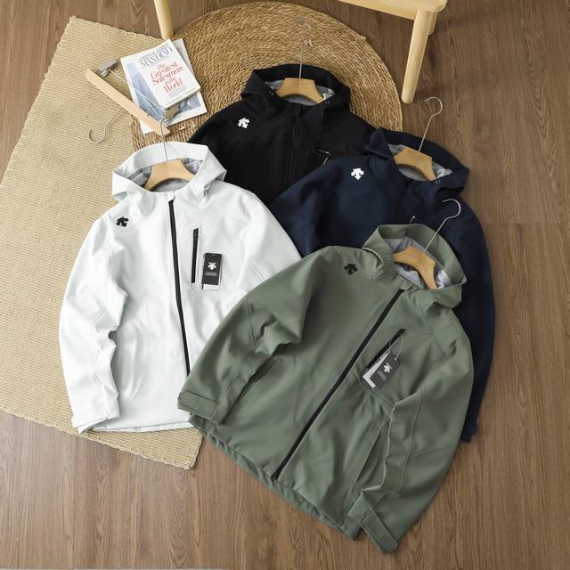 供 控 Descente 2025新款迪桑特加绒加厚户外男女款软壳加绒抗寒连帽冲锋衣！ 高品质 ，做工好 Gore-Tex 防风防水耐磨软壳加绒冲锋衣！最新科技