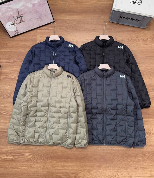 供 控 #羽绒服 Hh海丽汉森2025新款轻薄户外立领情侣款羽绒服！ 轻暖羽绒服，新国标90绒子白鸭绒，无缝错格压胶设计防跑绒，时尚治愈减龄配色，搭配更有层次，