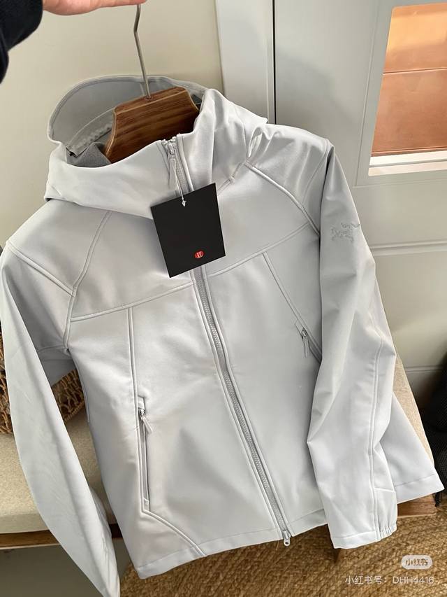 供 控 始祖鸟 Arc'teryx 出游季凹造型必选款 户外防水软壳 男女同款！ 款号：Sys 1 颜色：原子灰 浅灰色 黑色 贝栗粉 尺码：S. M. L.