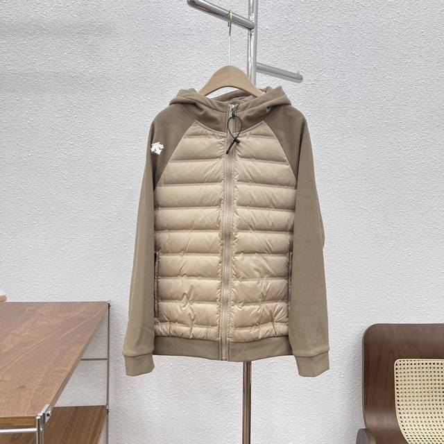 供 控 迪桑特拼接袖连帽羽绒服 新款轻薄拼接羽绒服 衣身采用进口90白鸭绒填充 轻盈并且保暖出众 袖身高密度加绒内里款号 9 0 防风厚实！一件轻松过冬！ ：黑