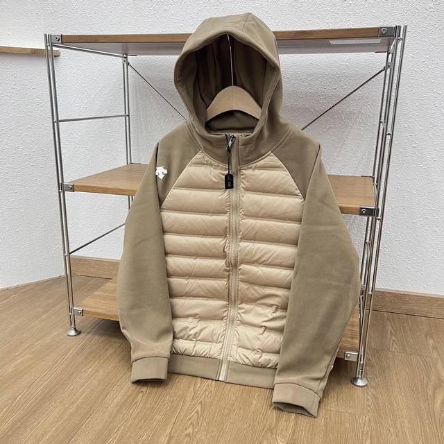 供 控 迪桑特拼接袖连帽羽绒服 新款轻薄拼接羽绒服 衣身采用进口90白鸭绒填充 轻盈并且保暖A9979出众 袖身高密度加绒内里 防风厚实！一件轻松过冬！ ：黑、