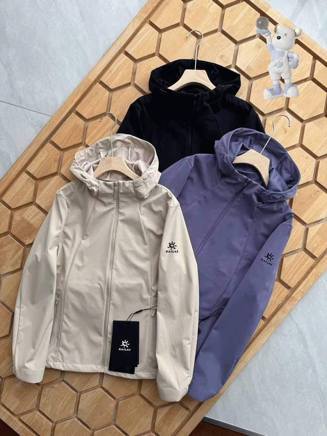供 控 Kailas 凯乐石秋季新品户外女款连帽冲锋衣夹克 强烈推荐主推款外套外套终于终于来了！今年最惊艳的大B1406爆款件冲锋衣外套不行了太好看了 而且给你
