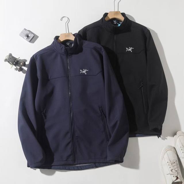 供 控 春季新款外套Arc'teryx 始祖鸟刺绣Logo户外运动立领防风刺绣加绒软壳外套 傲视全网，最新科技面料，1:1 全身压胶技术内里绒面，今年始鸟最新的