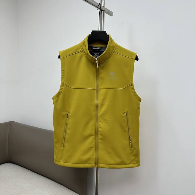 供 控 Arc'terxy 25年春季始祖鸟情侣款立领软壳户外休闲防水防风马甲背心 户外出行休闲钓鱼，日常通勤穿搭都是不可多得的好衣物，外穿内搭都可以，版型简约