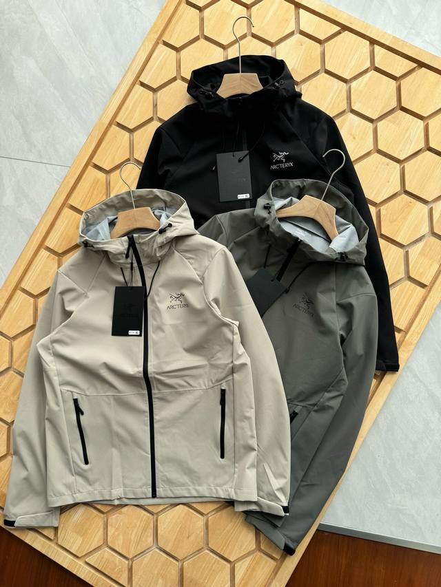 供 控 Arc'terxy 2025年春季始祖鸟情侣款高端商务防风软壳夹克 顶级好货 ，高端剪裁 细节处理上大分 内里采用顶级工艺 全身无缝包边拼接压胶工艺，全