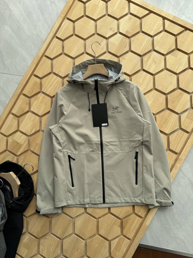 供 控 Arc'terxy 2025年春季始祖鸟情侣款高端商务防风软壳夹克 顶级好货 ，高端剪裁 细节处理上大分 内里采用顶级工艺 全身无缝包边拼接压胶工艺，全