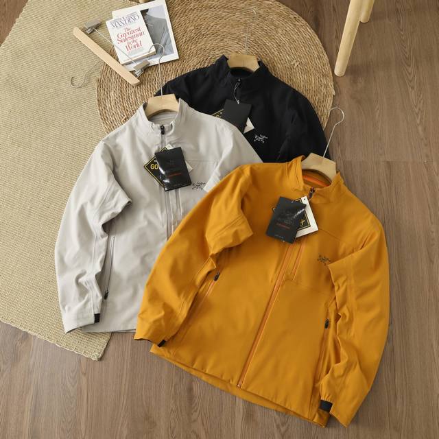 供 控 Arcteryx 始祖鸟立领行政户外登山夹克 软壳冲锋衣外套！ 这款软壳外套，采用先进的科技面料，兼具卓越的功能性与时尚的外观设计。其出色的防风性能，能