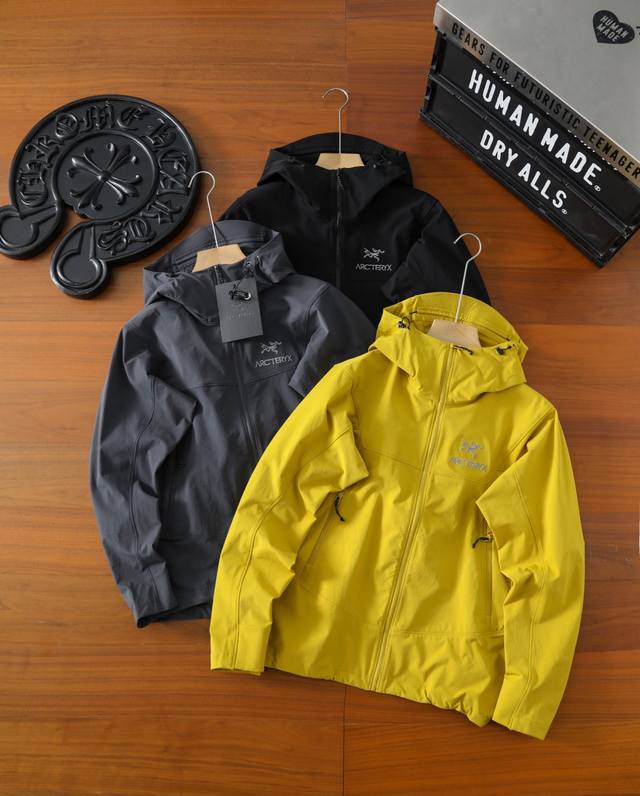 供 控 品牌：始祖鸟 Arcteryx 尺码：S-M-L-Xl-Xxl 颜色：姜黄-灰色-黑色 类型：始祖鸟三色城市户外系列软壳冲锋衣 材质：进口定制轻量化科技