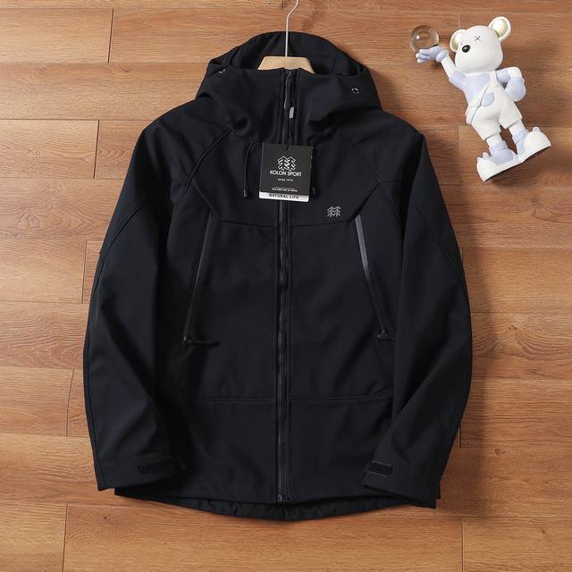 供 控 Arc'teryx 始祖鸟男女同款秋冬防风防雨加绒软壳连帽冲锋衣运动休闲外套。 秋冬款上新 这是一B 5款专为秋冬湿冷寒风设计的保暖软壳，外壳防风防水防