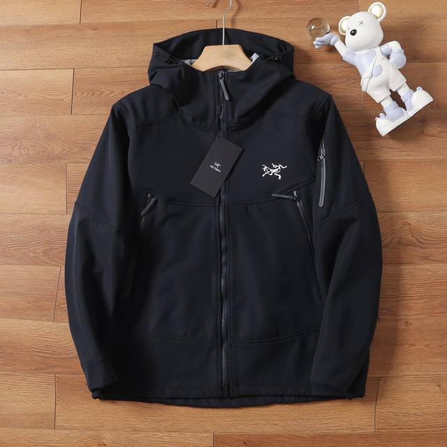 供 控 'teryx 秋冬男女同款软壳冲锋衣！ 在户外探险的征程中，一件可靠的外套是我们最坚实的后盾。今天，为大家带来这款同款女式软壳冲锋衣开衫连帽外套，它将是