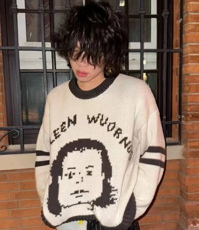 Erd忧郁的富二代慵懒风提花人像宽松针织衫毛衣加厚羊毛衫上衣 款号：Erd098 码数：S-M-L 颜色：黑色-米白色 价格P：