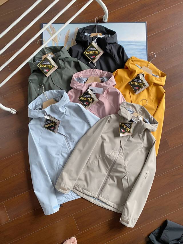 供 控 迪桑特 Descente男女同款秋款外套新品防风水透气轻量软壳冲锋衣明星同款 科技面料防风B1259防水，轻量化设计，宽松立体剪裁，腰间拼接大气显瘦还高