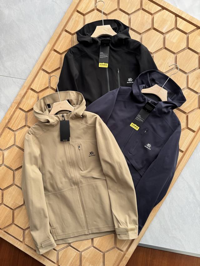 供 控 凯乐石压胶3D立裁户外运动夹克软壳冲锋衣！ 全身压胶工艺，暴雨级防护无死角 采用Filtertec 3L防水科技面料，接缝全压胶处理，防水指数高达150