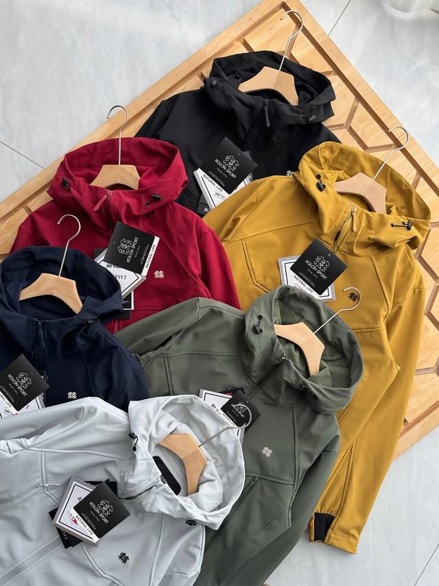 供 控 小树林同款！ 25年秋冬新品，户外情侣款连帽加绒软壳连帽冲锋衣外套 ！ 男女同款 登山户外防风防水连帽 夹克 外套 软壳外套的版型设计经过精心考量，既贴