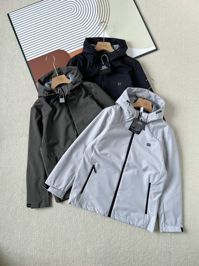 供 控 可隆Kolon Sport Hiking 金属标防风防泼水户外运动梭织软壳夹B 4排克 在多变的气候环境中，一款优质的软壳外套无疑是您的理想之选。 我们