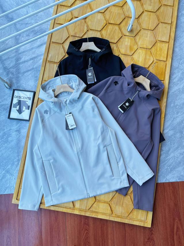 供 控 迪桑特Descente Training系列加绒冲锋衣夹克 -面料：原版一比一定织定染面料防水透湿 - 压胶工艺：整衣运用压胶工艺，实现无缝连接，避免了