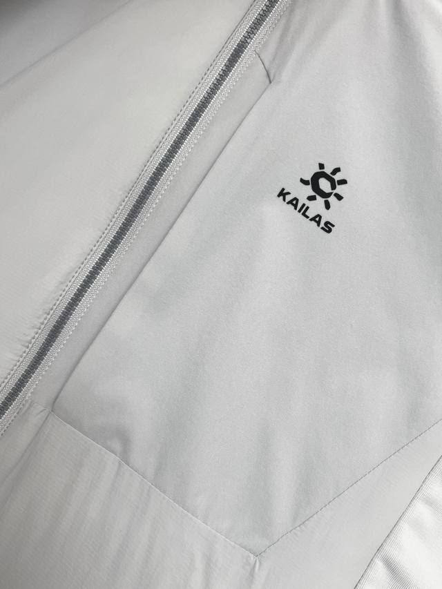 供 控 Kg2 120 细节图 1.帽檐支撑额头区域，拼接设置支撑部利于增强棉服帽的遮风挡雨能力，削弱雨水、风对眼睛的冲击 2. 三维调节风帽，贴脸不漏风，不遮