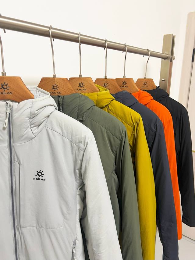 供 控 Kg2 120 Kailas 凯乐石男款Ac80 连帽棉服 中层外穿皆可 在许多不同的天气情况下提供良好的保护 具有良好的温度调节功能 防护层：防泼水防