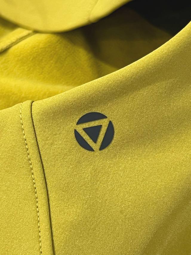 供 控 Kg2539110 细节图 1.贴身左胸袋背负状态可正常取物，不受遮挡 2.弹力袖口贴合手型，方便佩戴手套 3. 弹力袖口贴合手型，方便佩戴手套