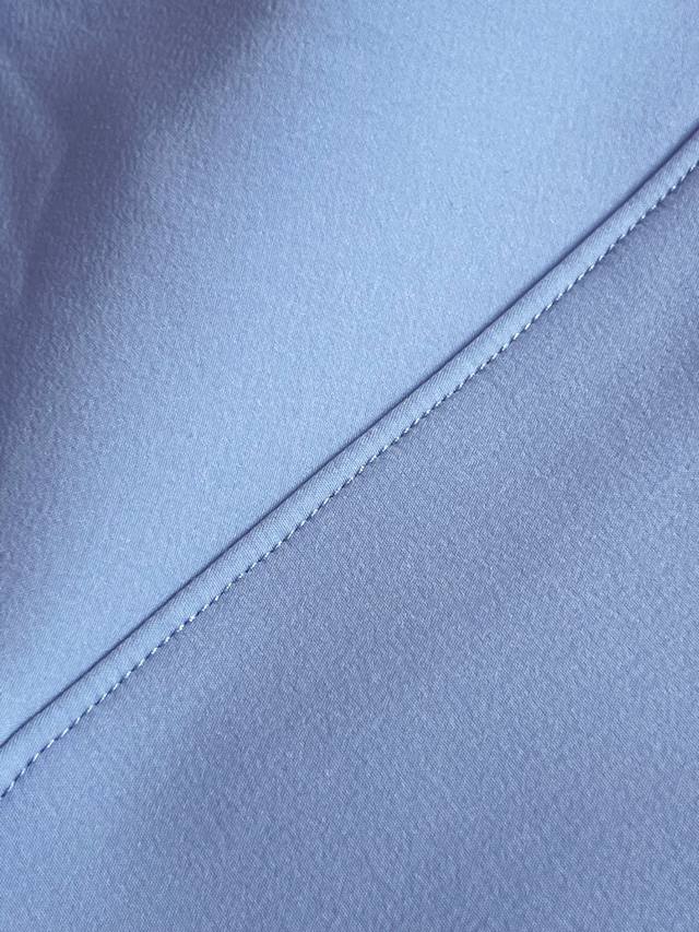 供 控 Kg2439202 细节图 攀登立体剪裁满足登山徒步及日常活动延展需求。 1.腋下一片式设计可满足120°到160°抬手幅度大运动不受束缚,舒适自如！