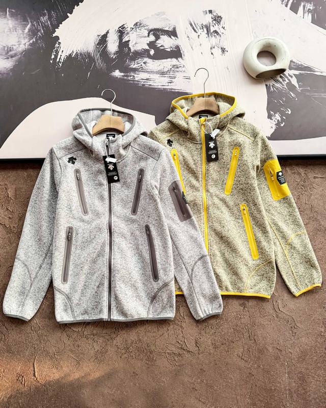 供 控 Descente 迪桑特高性能 针织立领抓绒连帽夹克外套 - 面料:不仅具有良好的耐用性，还体现了环保理念。 - 磨毛处理：面料B1406经过磨毛处理，