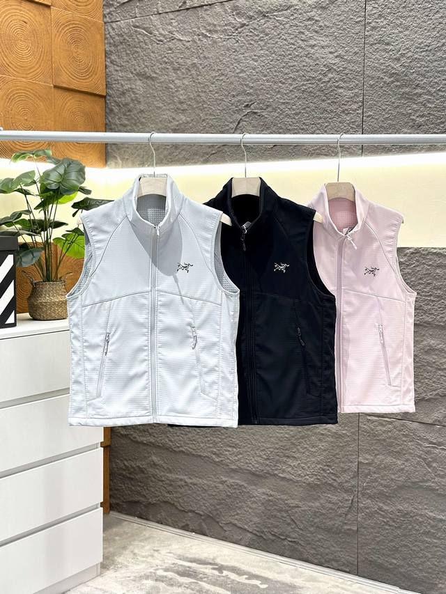 供 控 始祖鸟高品质，强烈推荐款！ 25年秋季情侣款立B 6领软壳户外休闲防水防风马甲背心！！掌柜力荐！ 户外出行休闲钓鱼！日常通勤穿搭都是不可多得的好衣物！外