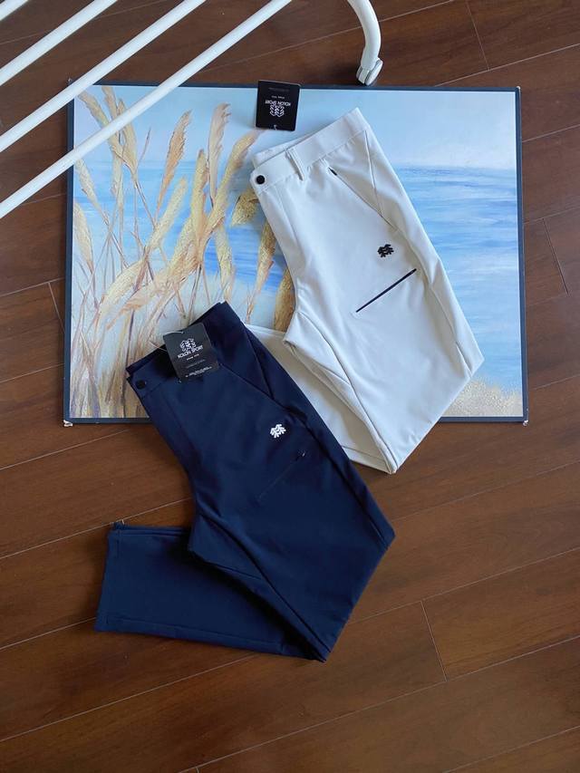 供 控 Kolon Sport可隆2025秋季男士纯色拉链休闲户外登山徒步直筒休闲长裤 口袋处标志性的B 6品牌3D立体硅胶Logo，彰显品牌大气！ 采用专业运