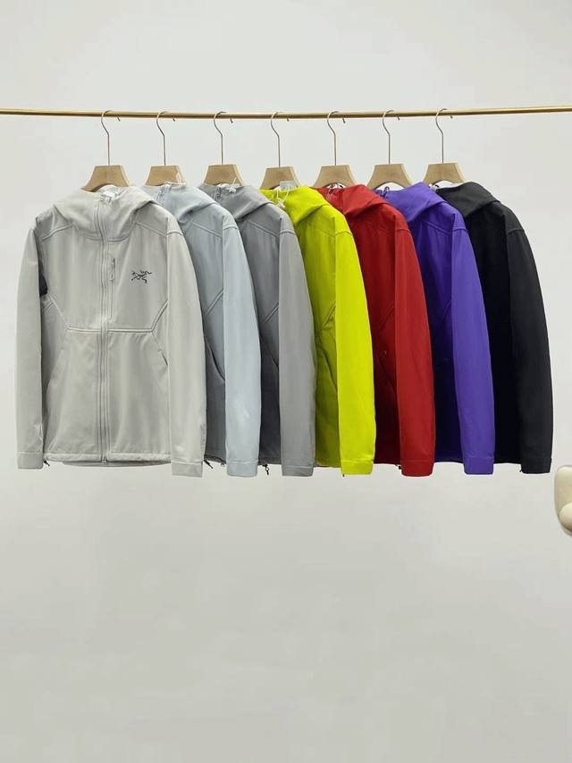 供 控 刺绣款 Arc'teryx 始祖鸟连帽软壳冲锋衣、多巴胺配色，男女同款，防水拉链，侧边大口袋 在这个快节奏B1296的时代，我们每个人都渴望在繁忙的生活