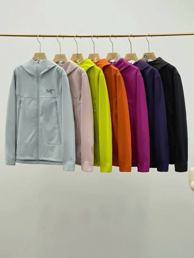 供 控 刺绣款 Arc'teryx 始祖鸟连帽软壳冲锋衣、多巴胺配色，男女同款，防水拉链，侧边大口袋 在这个快节奏B1296的时代，我们每个人都渴望在繁忙的生活