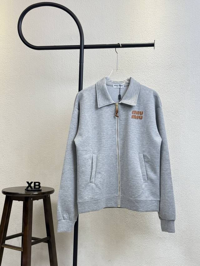 款号X307 灰色 Miumiu胸口字母皮标刺绣Polo领卫衣 面料采用420空气层高克重双股双纱针织面料洗一辈子都不会变形的 男女同款 官网细节一致 全套包装