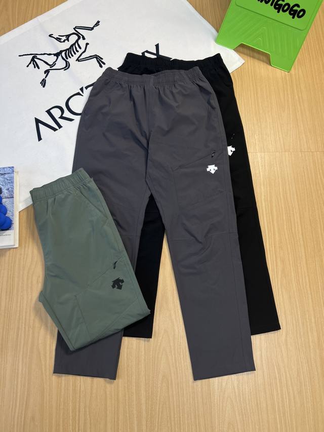 供 控 - Descente 迪桑特新款男士多口袋长款防泼水轻薄速干梭织休闲长裤 - 颜色：黑色 军绿 灰色 尺码：M-3Xl 大口袋设计！配备隐形拉链！ 裤子
