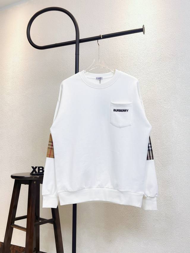 款号X300 黑白两色 Burberry巴宝莉胸口口袋字母刺绣手臂格纹拼接圆领卫衣 面料采用400克毛圈高克重95棉5氢纶1×1双纱洗一辈子都不会变形的 男女同