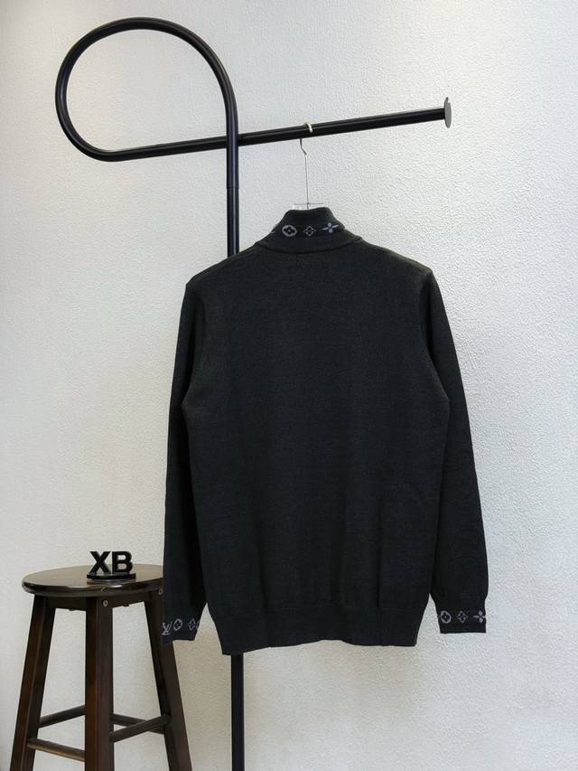 款号X293 深灰色 Lv路易威登提花领口拉链立领针织毛衣 男女同款 三标齐全 区别市场通货 随意对比 对色定染羊毛混纺棉纱线 高克重高密度超高品质 毛料柔软