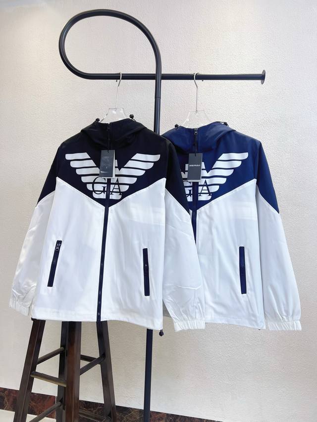 款号X287 黑藏两色 阿玛尼大标Logo印花拉链外套 男女同款 官网细节一致 全套包装 三标齐全 防潮纸 区别市场通货 随意对比 面料采用尼龙材质做工复杂 经