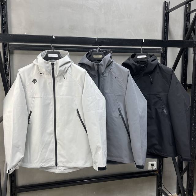 供 控 Descente迪桑特硬壳硅胶立体Logo夹克外套冲锋衣 多种元素 精致百搭 上身舒适 宽松有型 情侣款推荐 丝绸面料 亲肤柔软 滴胶经典印花 各种胶条