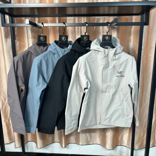 供 控 ‘ 始祖鸟连帽硬壳冲锋衣加绒外套 在多变的气候环境中，一款优质的硬壳外套无疑是您的理想之选。 我们的硬壳外套，采用先进的科技面料，兼具卓越的功能性与时尚