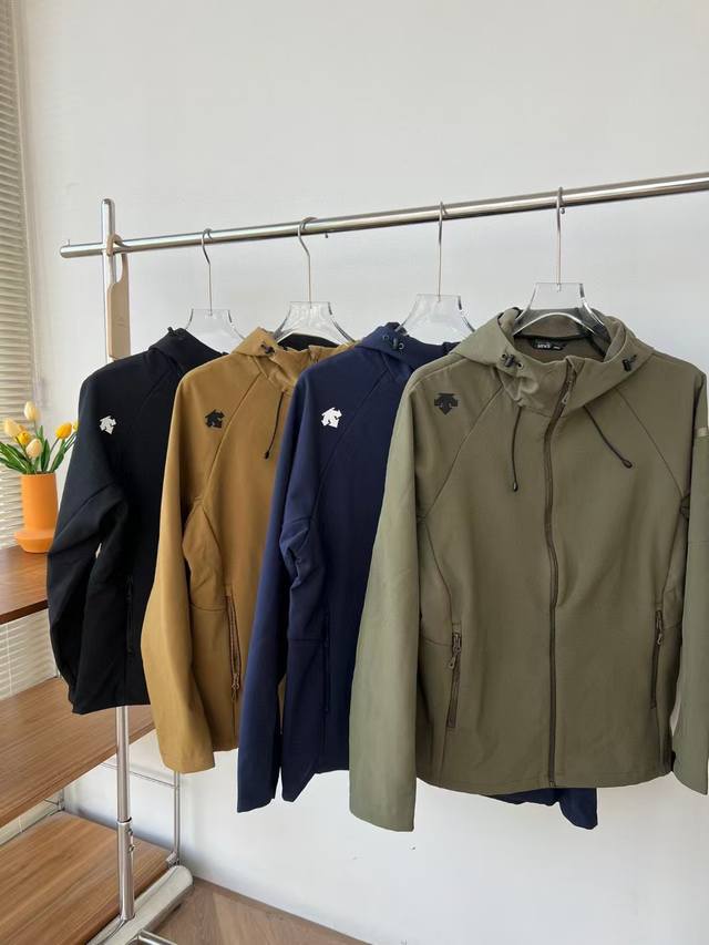 供 控 迪桑特 户外运动休闲加绒软壳外套 面料采用防风防泼水材质， 外隔热 内锁温，内里加薄绒，面料柔软舒适有弹性，户外、运动、休闲、商务 都可以穿，情侣尺码4