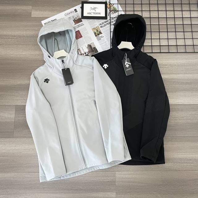 供 控 Descente迪桑特训练男士加绒外套夹克梭织上衣 采用功能性的复合抓绒面料 版型立体挺阔，干净利落，且具有防泼水功能性内里搭配质感绒面，带来舒适保暖的