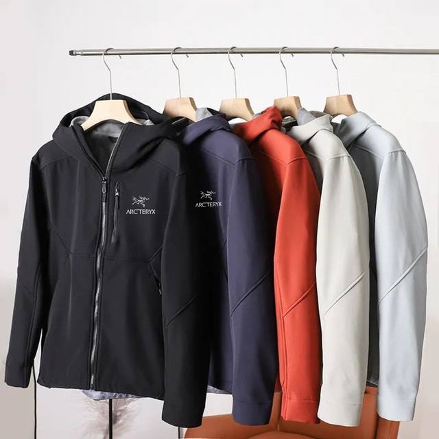 供 控 始祖鸟Arc‘Teryx秋冬情侣防风防水软壳登山夹克冲锋衣外套立体整形，更合身舒适，拼接手肘无拉伸腋下插角布 软拉绒里衬领子，弹性机织袖口，加长后摆 可