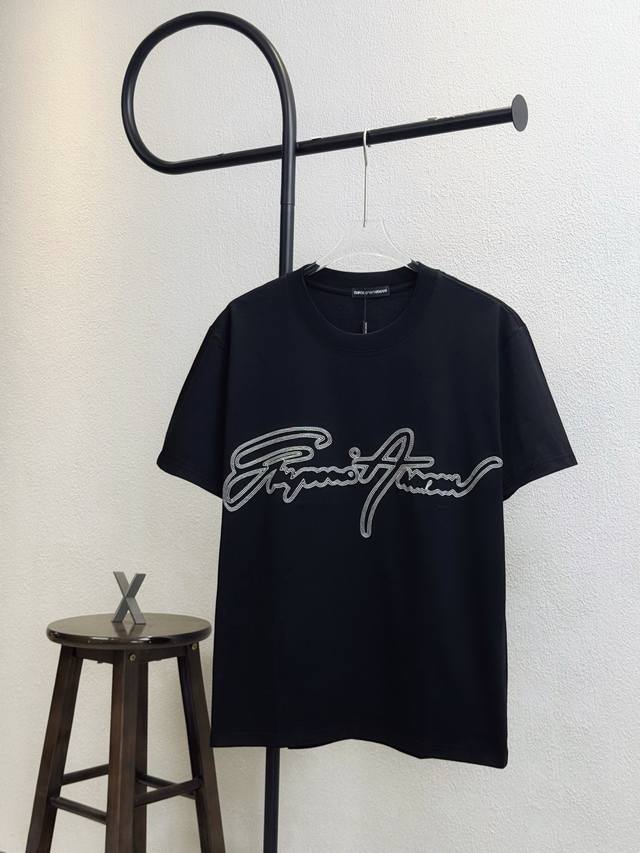 款号Xb95 新增白色 阿玛尼经典签名刺绣圆领短袖 官网买的样衣回来打的板 原色原版1:1 市场发这么低不发这个价格P没办法 情侣同款 全套包装 三标齐全 区别