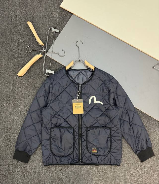 注→ 区别市场垃圾货 广州高版本对版对色 Evisu秋冬男士菱格纹绗缝早春夹克外套轻薄羽绒棉服男女款 货号：2Eahtm2Jk772Lfnq 工艺：绗缝刺绣 颜