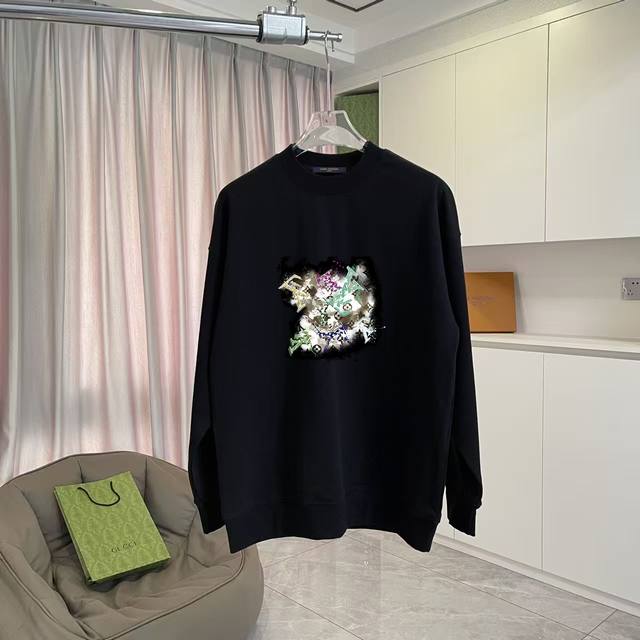 Lv*2025秋冬新款 个性字母Logo印花 定制面料400G 圆领卫衣 男女同款 尺码：S M L Xl Xxl 五个码 颜色：黑色 白色